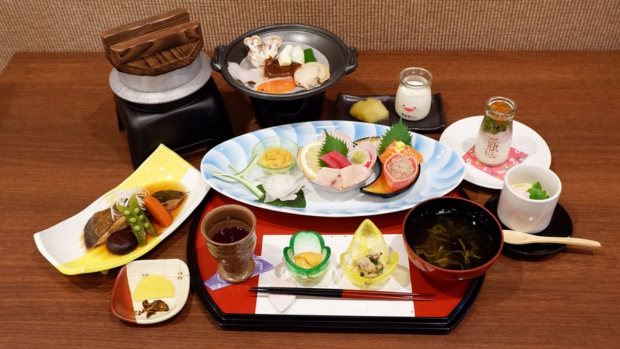 ・まるで宝石箱のような瓶ドンがついています。三陸の「美味しい」が詰まったお食事をご堪能ください。