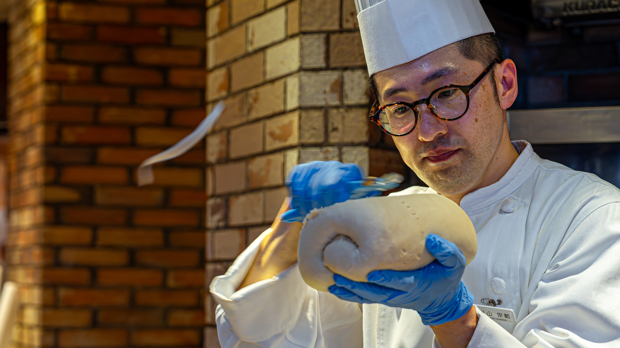 目の前で切り飛ばす刀削麺