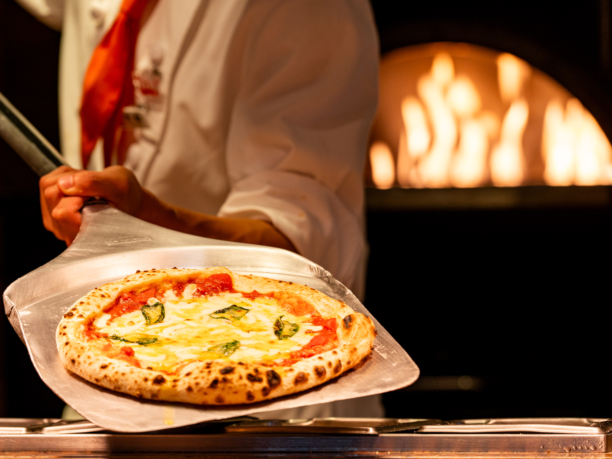 職人が焼き上げるピザ