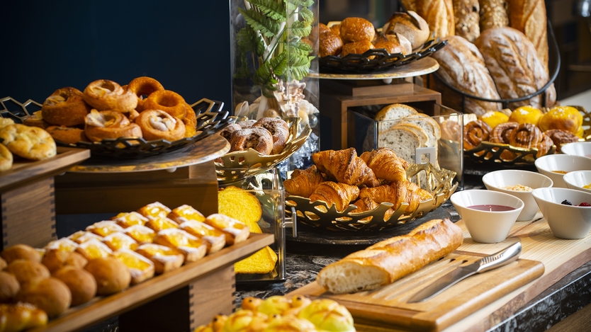 【楽しみ方自由自在】館内利用券10，000円分プレゼント！はしごできる朝食付＜3泊〜＞