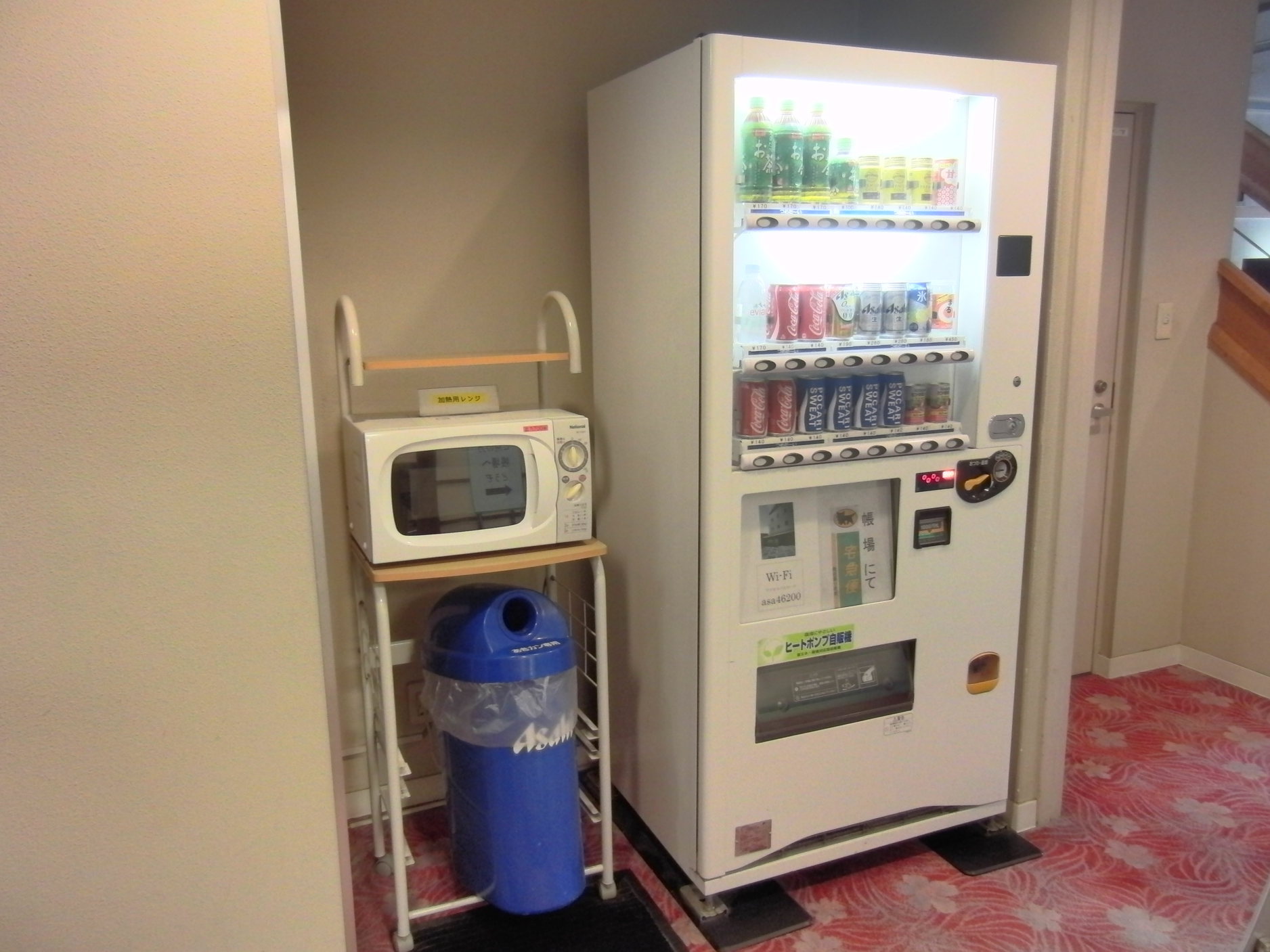 館内自動販売機と共用電子レンジ