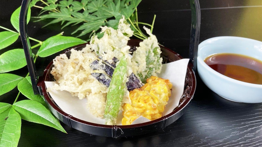 *【夕食（一例）】天ぷら／地元群馬の山の幸をふんだんに使用しています。（イメージ）
