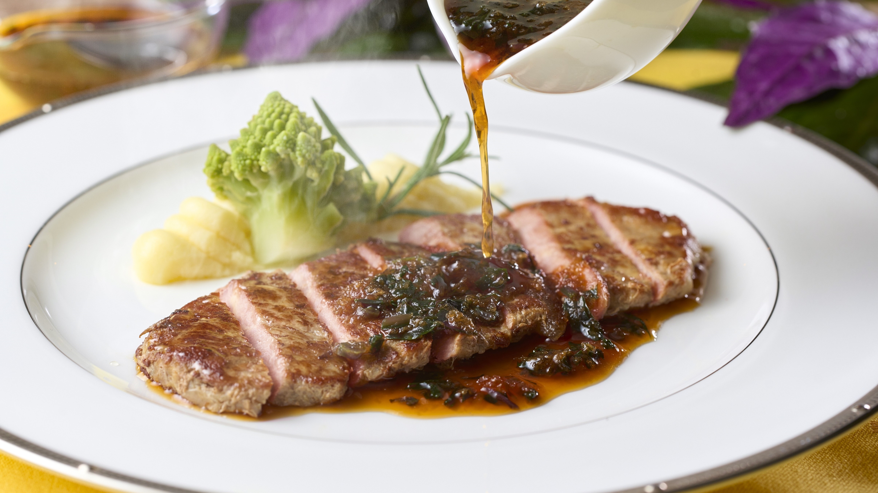 サーロインステーキ 金時草のソース（おすすめご当地グルメ/調味牛脂を注入した加工肉です）　※イメージ