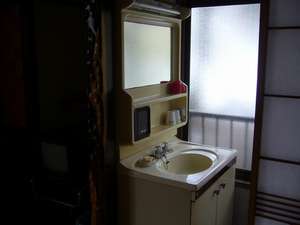 Each room has a washbasin.