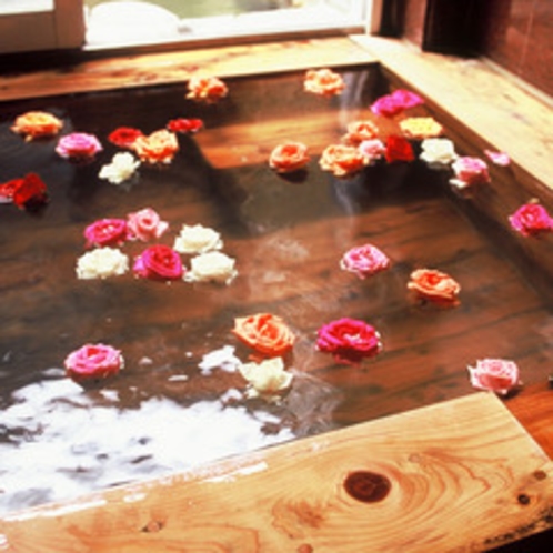 【檜風呂】バラを浮かべた下田温泉のいで湯。香りの癒し効果も期待できそう