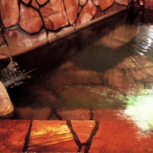 【天草陶石風呂】天草陶石で造った浴槽に湯をはることで、温泉がよりまろやかな肌触りに