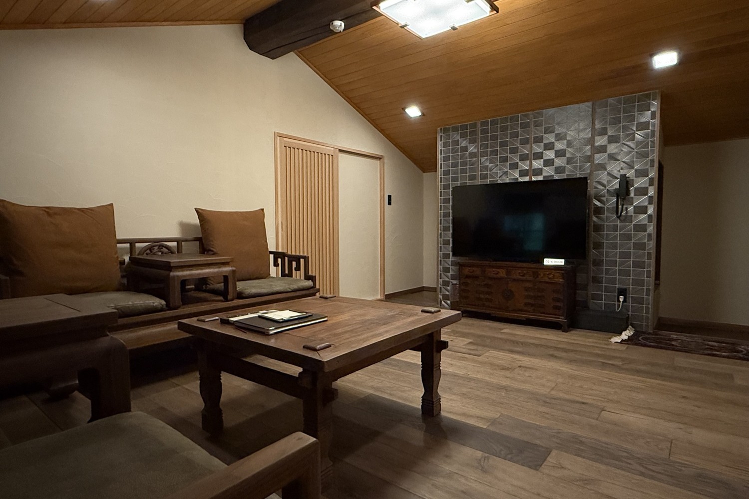 【栗の蔵 -KURINOKURA-】リビング