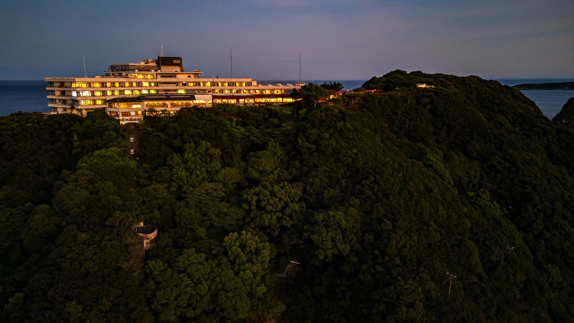 海抜80メートルに立つ【山上館】