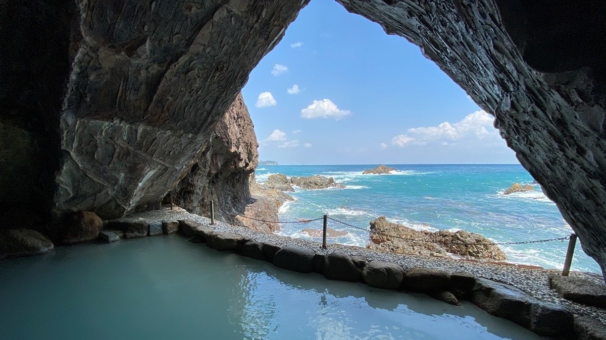 ホテル浦島の名湯忘帰洞