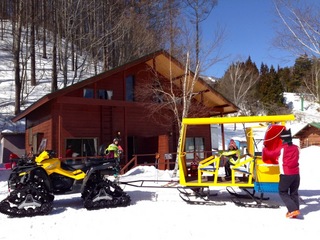 冬はスキー場駐車場からロッヂまで雪上車でご送迎