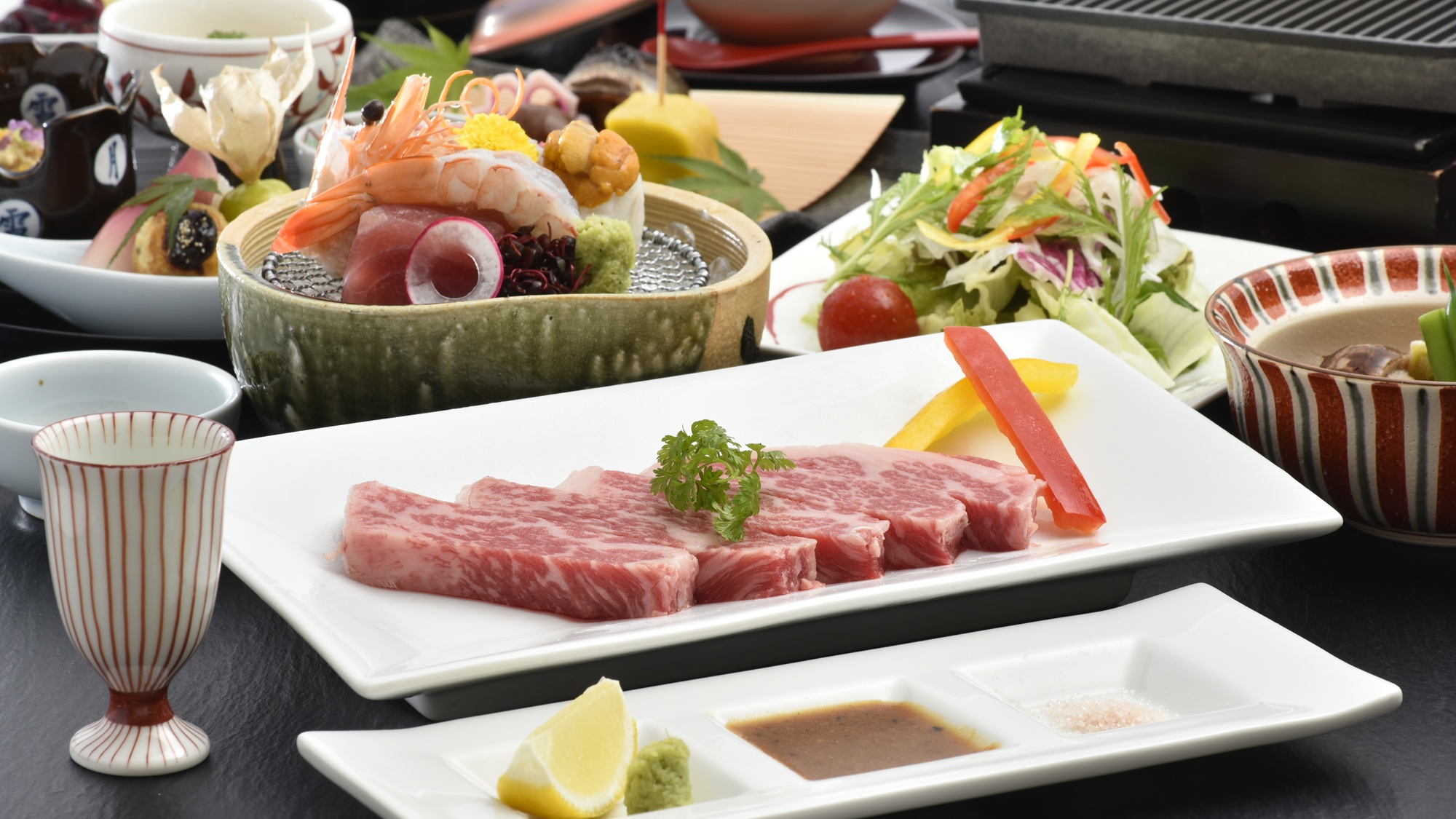 【ご夕食/鹿児島産牛ロースステーキ】上質な脂と肉質が自慢の牛ロースを贅沢に。