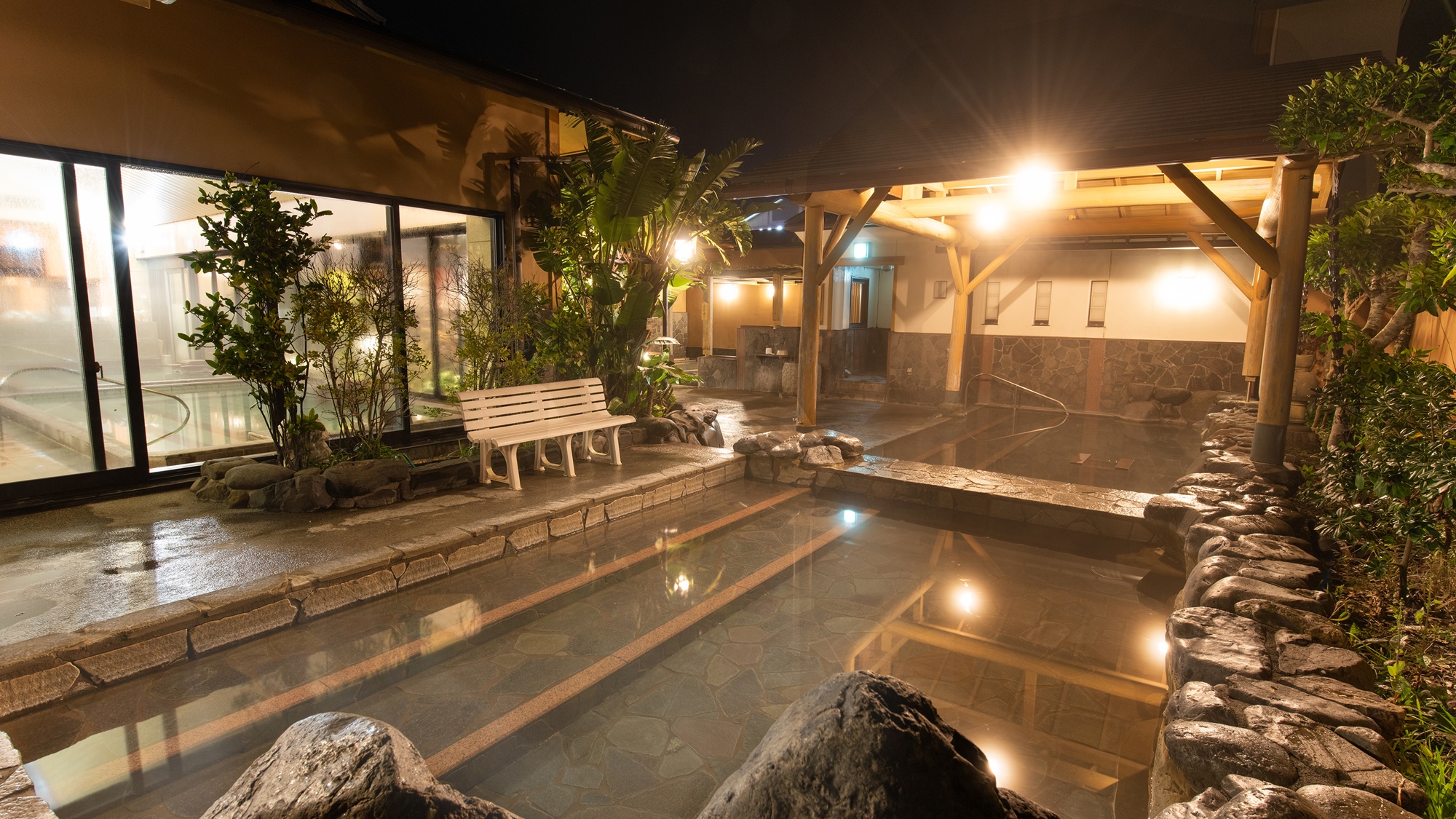 【露天風呂】夜に浸かる露天風呂は、よりリラックス頂ける落ち着いた雰囲気に。