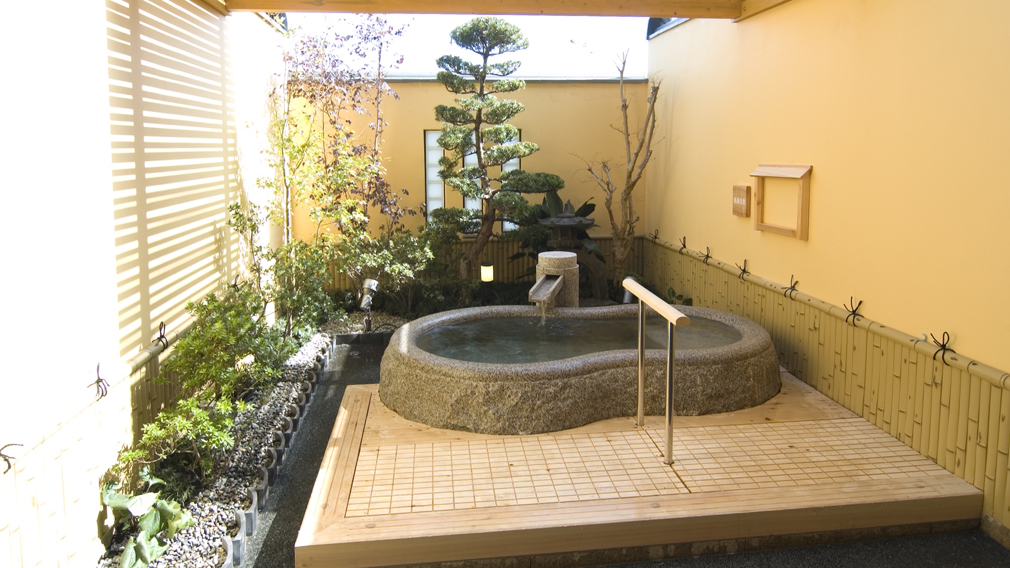 【家族風呂/瓢箪の間】御影石くり抜き露天風呂 茶室をイメージした趣ある和室。