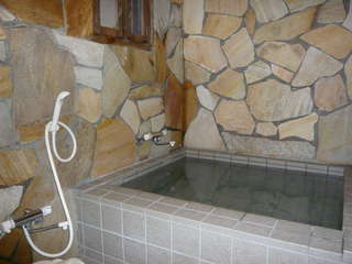 リニューアルした岩風呂風の貸切風呂は鍵付です。ご夫婦や家族水入らずでゆっくりお入りいただけます。