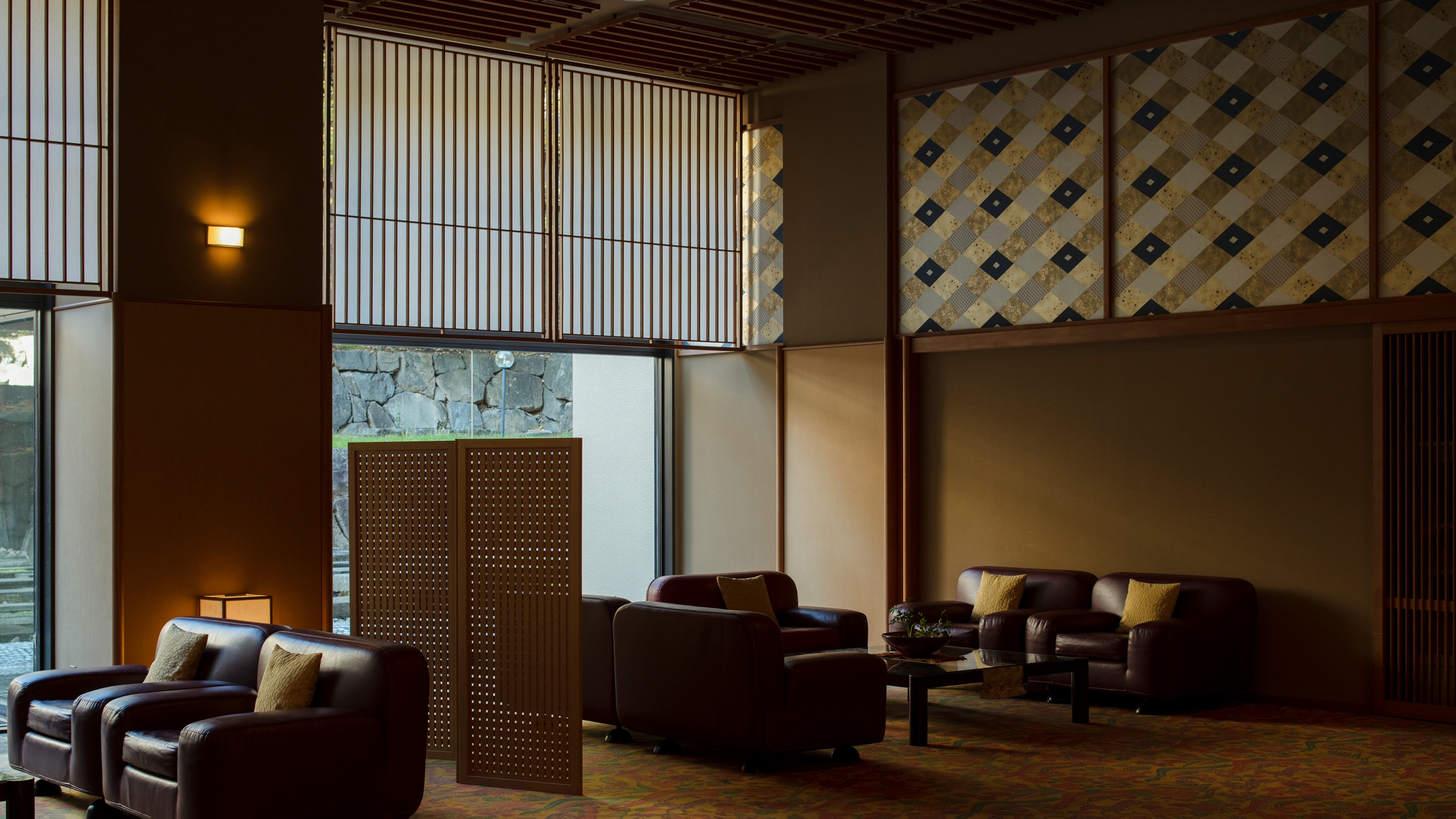 【ロビー】思い思いの椅子で、読書に語らいに。窓の外には美しい中庭が広がる