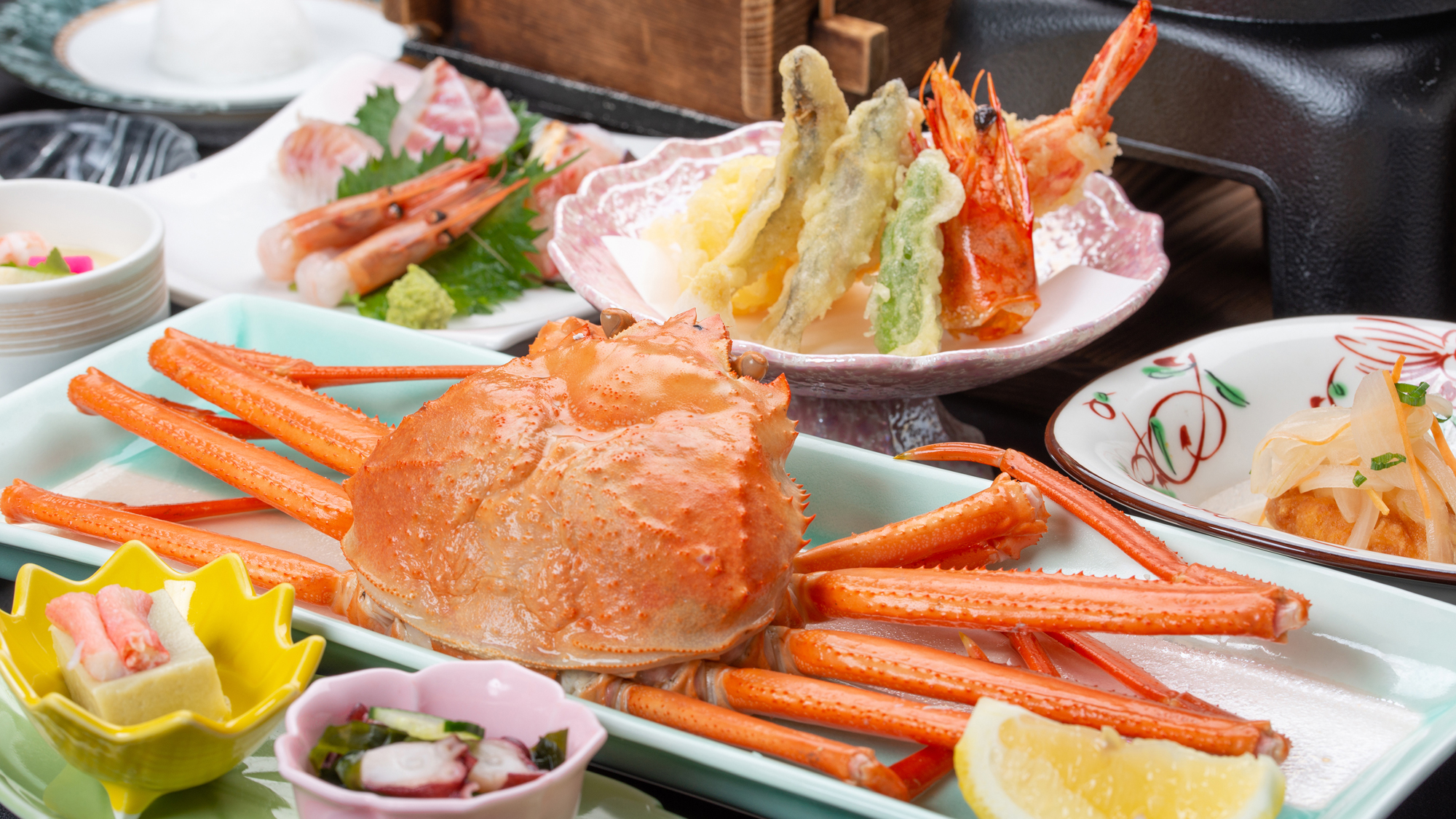 *【夕食例（花海）】季節ごとに旬な食材を使用した天ぷらやお刺身。海の幸をたっぷりとご堪能ください。