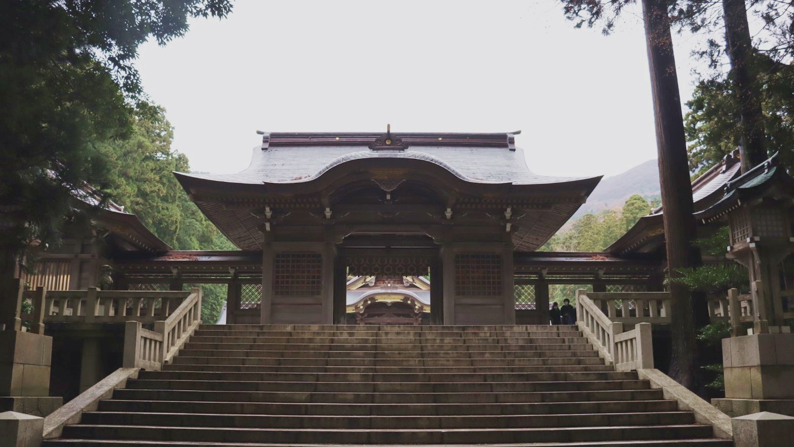 *【彌彦神社（随神門）】1940年に建立されました。大神様の宮居を警護する兄弟神が祀られています。