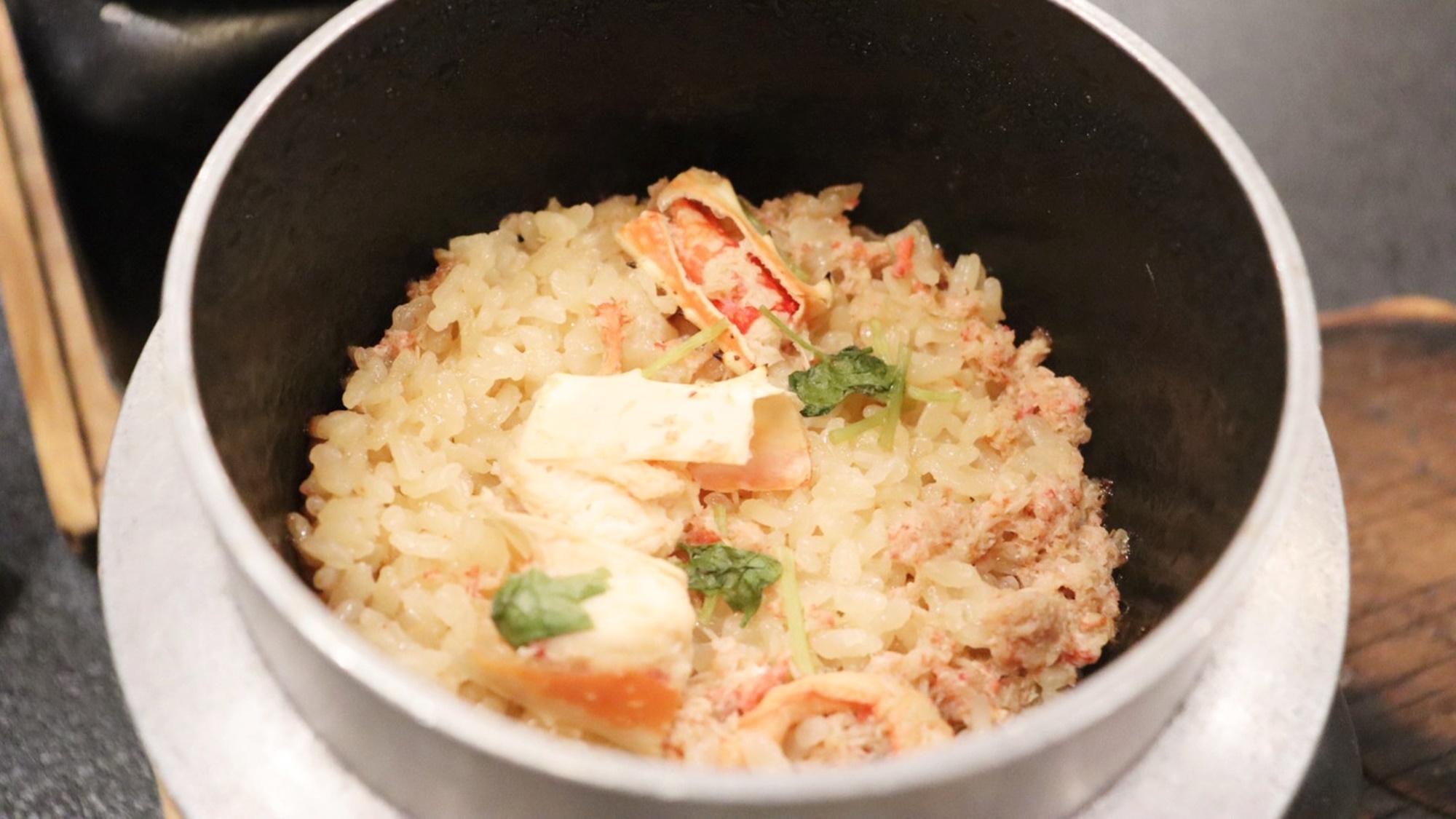 *【夕食例（雪海）】蟹のエキスたっぷりの釜飯。味・香りともにこれ以上ない贅沢感を味わえます。