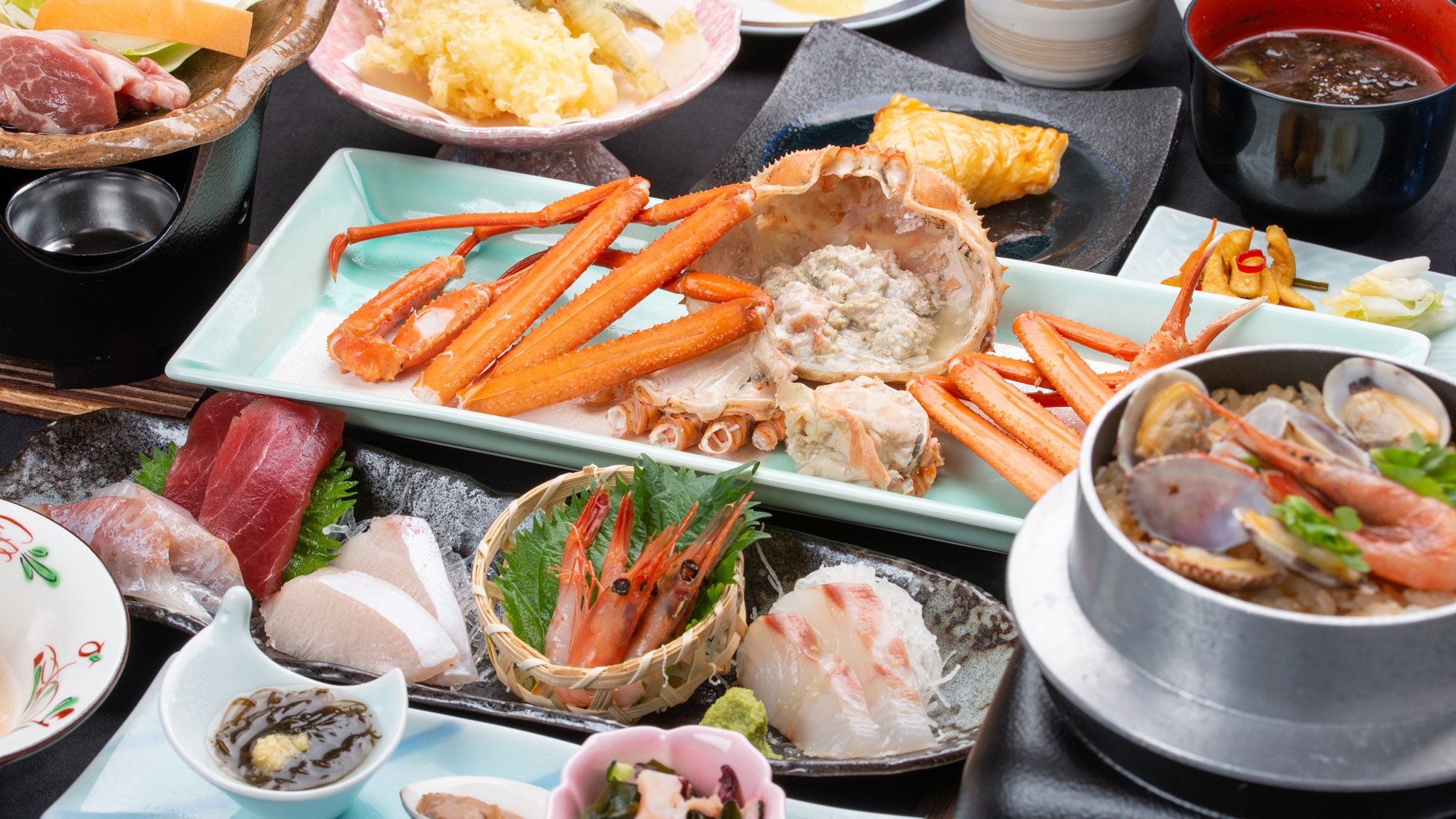 *【夕食例（凪の膳）】紅ズワイ蟹や季節の天ぷらなど、海の幸を存分にお楽しみいただけます。