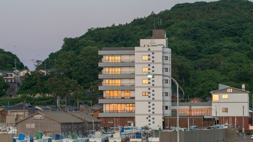 *【外観】3Fにある大浴場「佐渡見の湯」からは日本海の大海原を見渡すことができます。