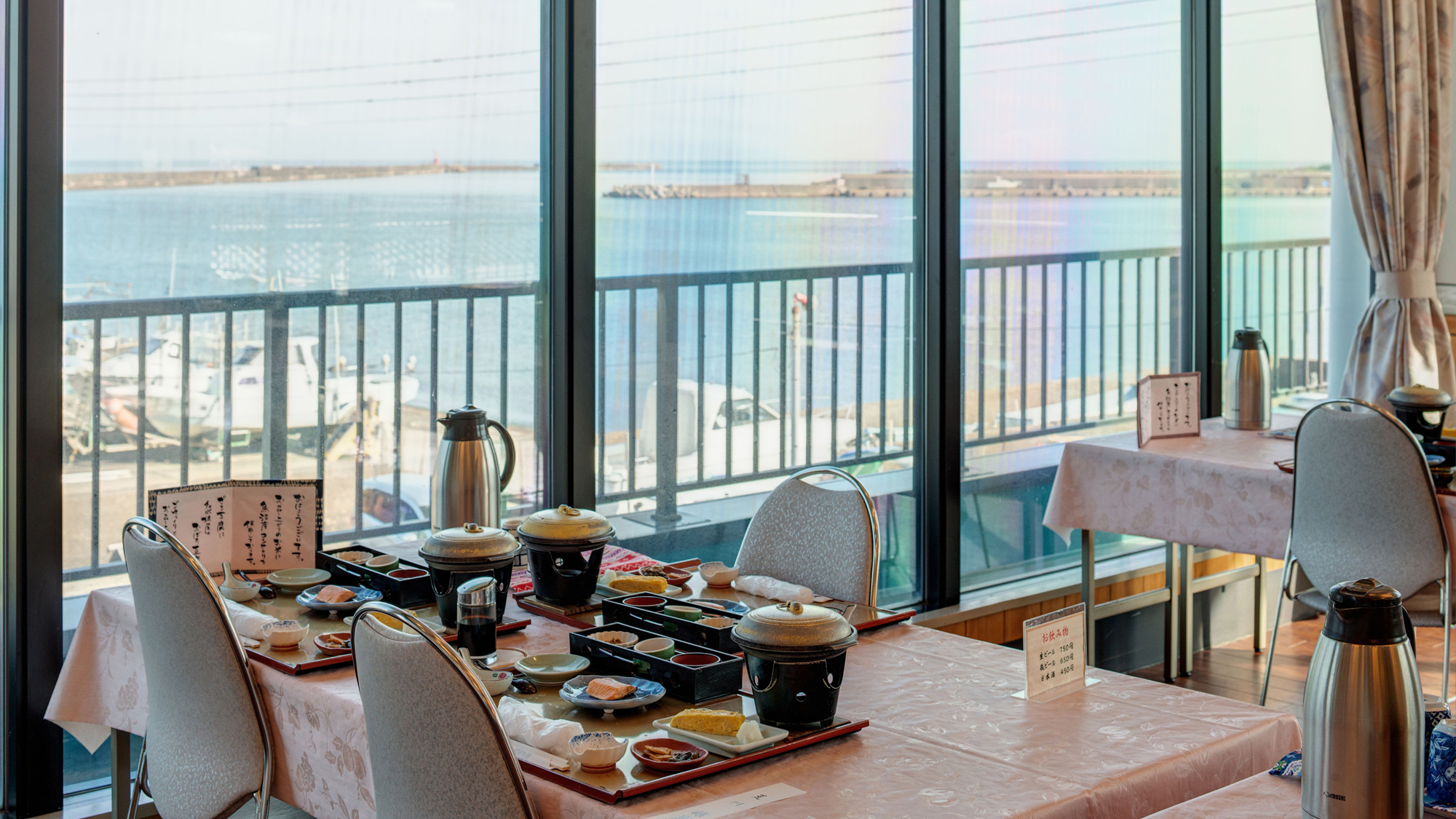 *【朝食】窓際のお席からは陽の光によって輝く日本海をご覧いただけます。