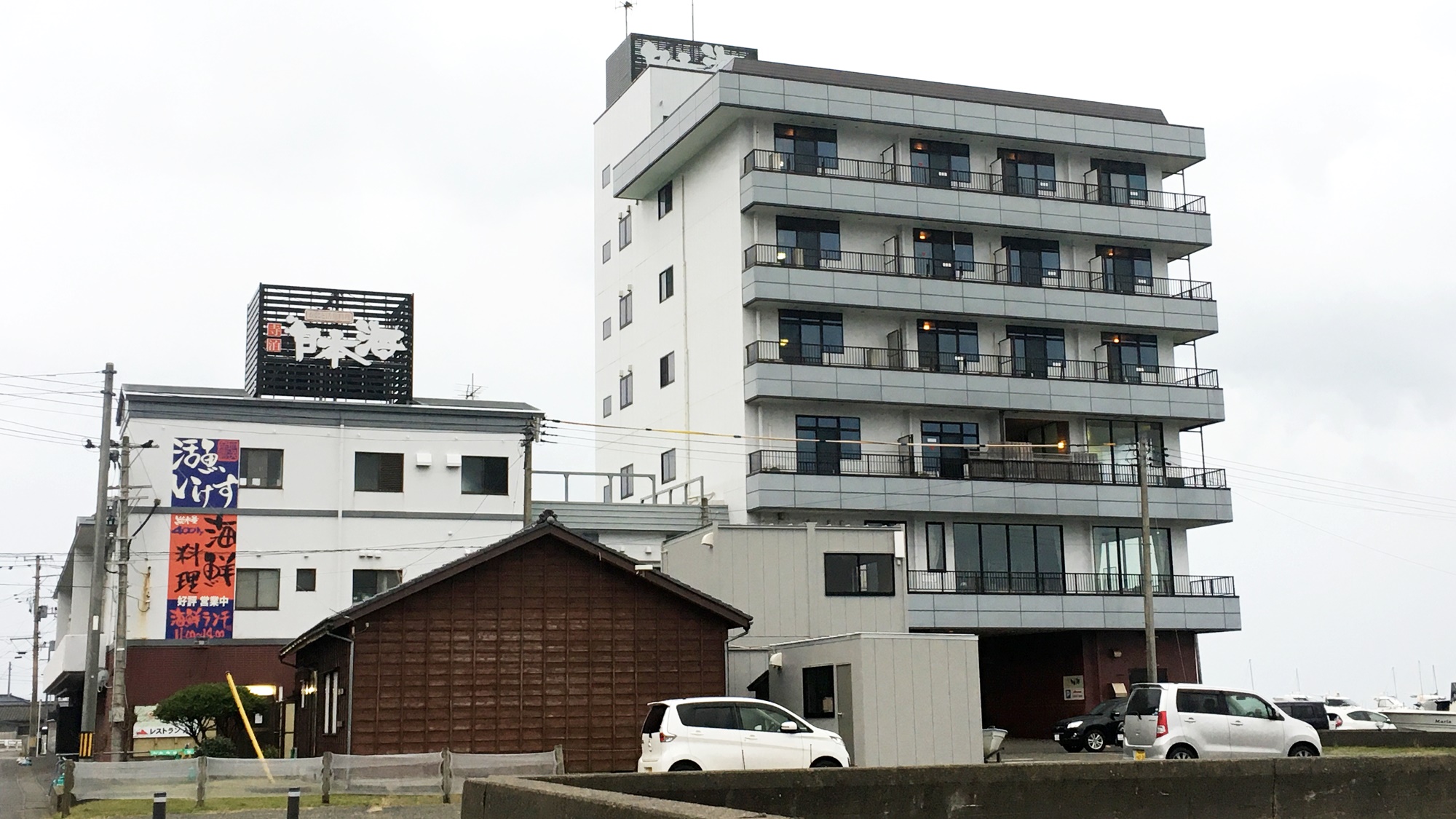 *【外観】寺泊駅から車で15分、大きな日本海の文字が目印です。