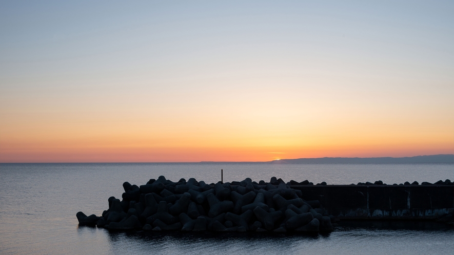*【夕日】日本海に沈む夕日は息をのむような美しさ。当館からもご覧いただけます。