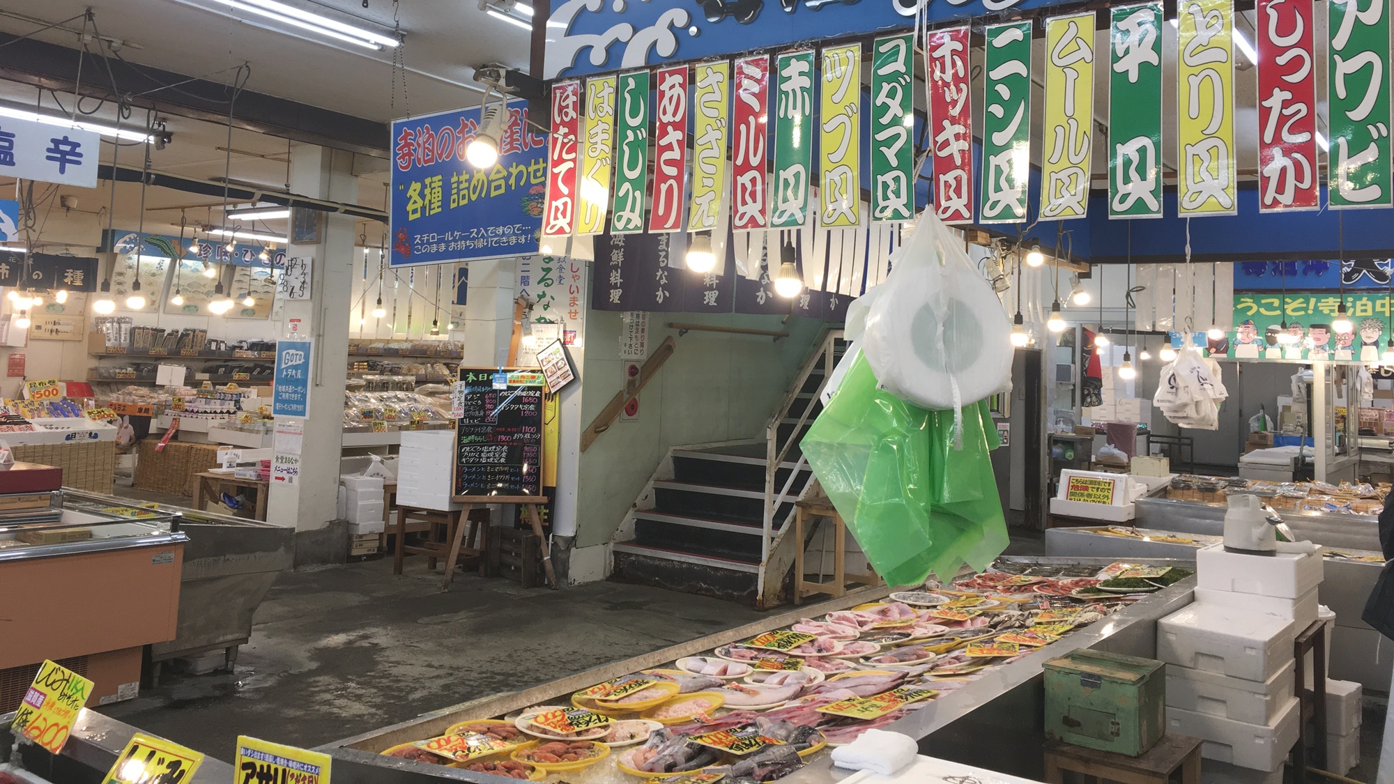 *【魚の市場通り（店内）】新鮮な日本海の幸が並び、魚のアメ横とも呼ばれます。