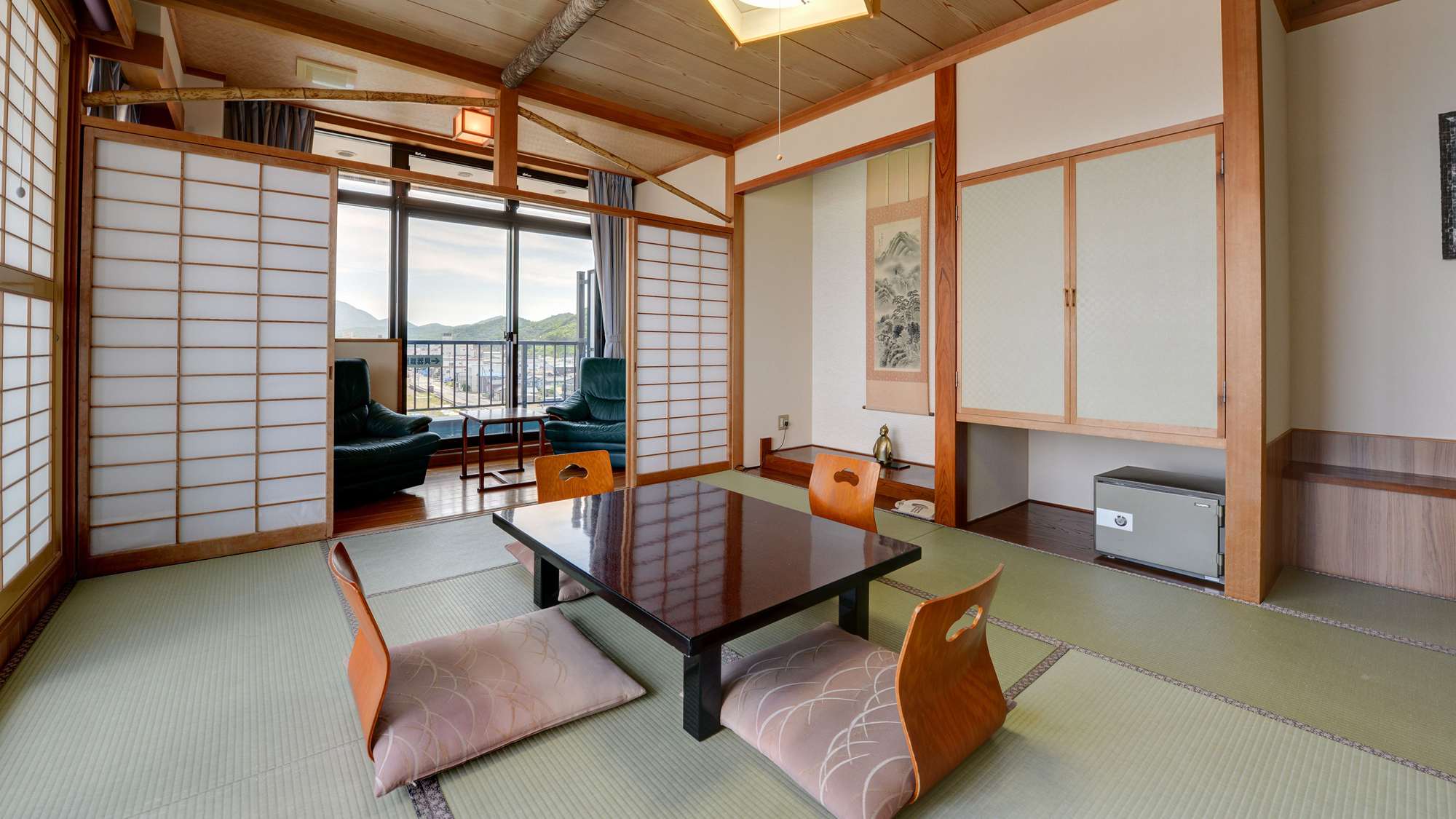 *【客室（新館和室10-16畳）】窓からは弥彦山と寺泊港を望むことができます。