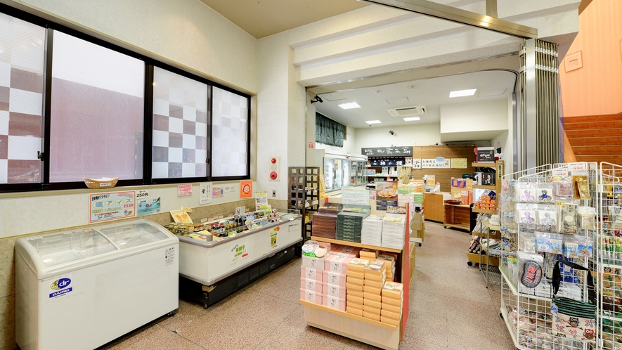*【売店】新潟の銘菓や夕食時のお漬物など、豊富なラインアップを取り揃えております。