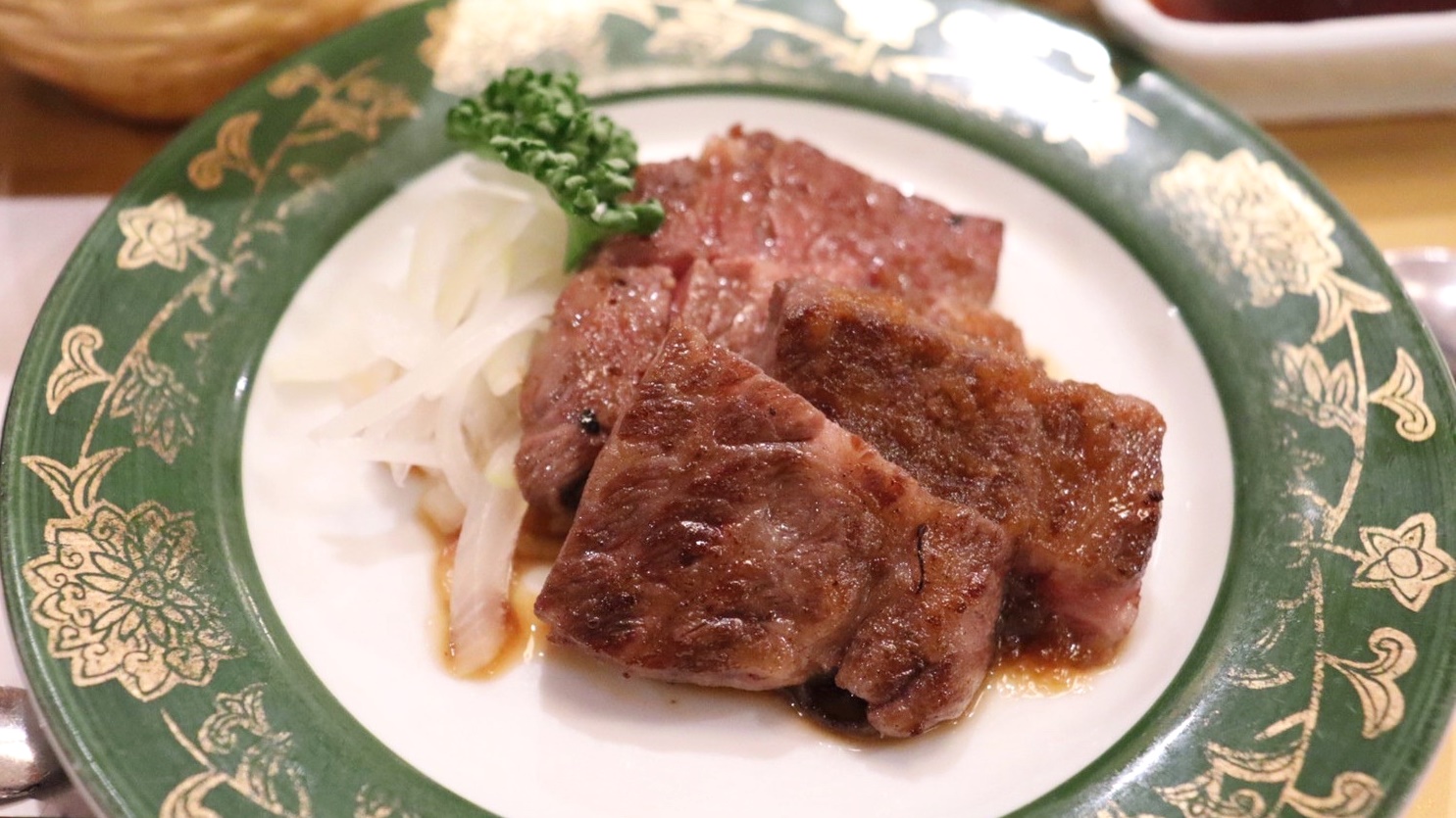 *【夕食例（雪海）】肉汁たっぷりな分厚い国産牛ステーキ。海の幸とはまた違う味わいをお楽しみください。