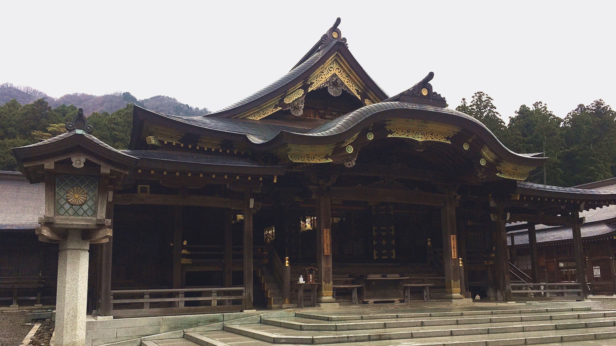 *【彌彦神社（御本殿）】当館から車で25分、弥彦神社は新潟に稲作を広めた神様が奉祀されています。
