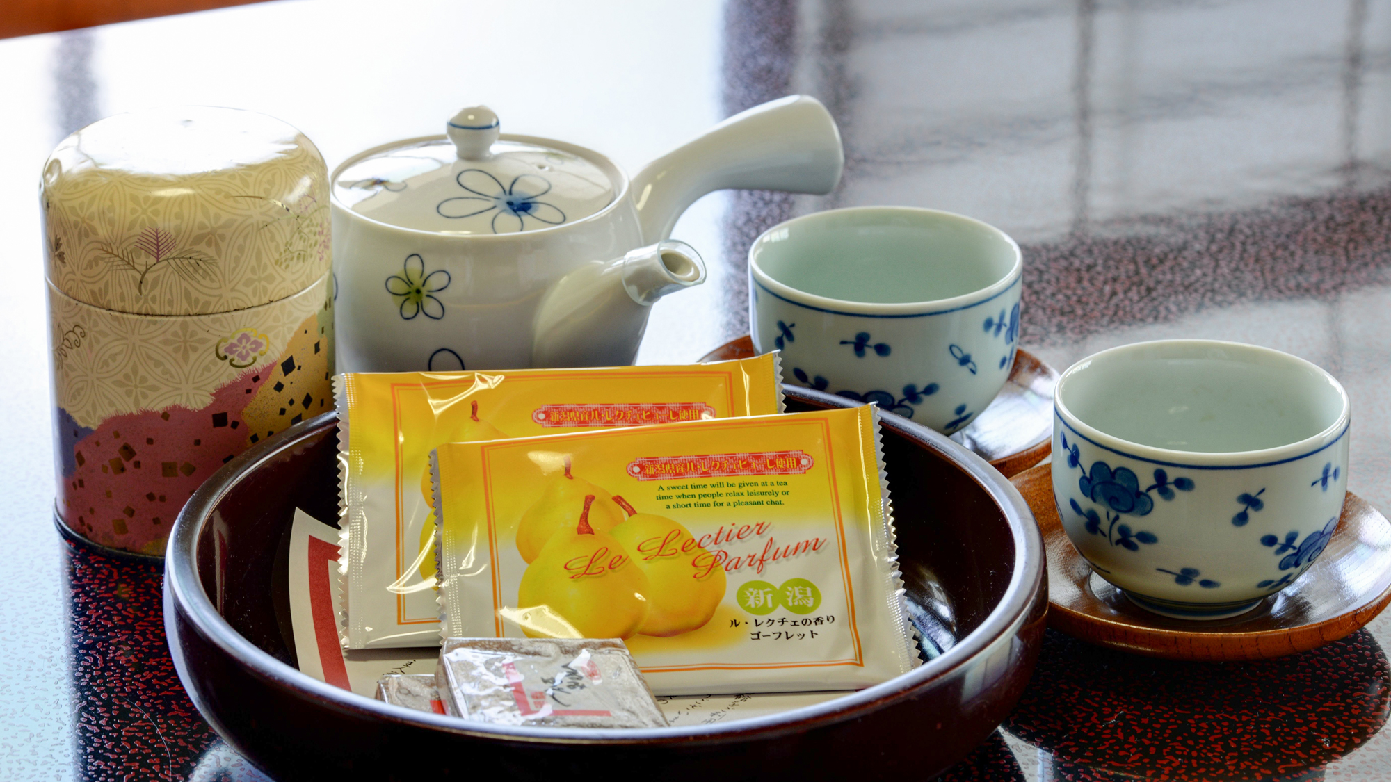 *【客室（お茶セット）】新潟銘菓のゴーフレットをお茶とともにお召し上がりください。