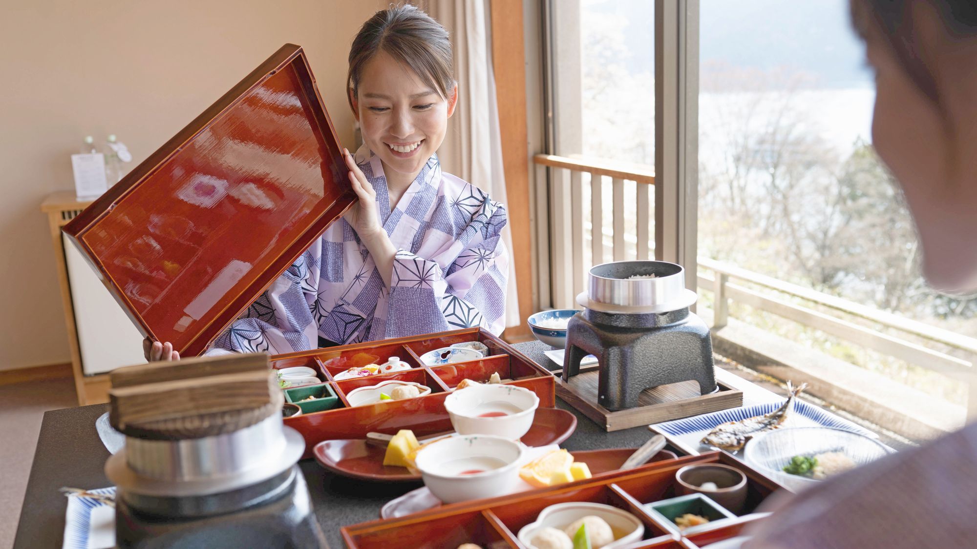 【冬タビ】一枚ガラスの絶景のお部屋で釜焚き朝食と、龍年を彩る季節の懐石「龍宮懐石」