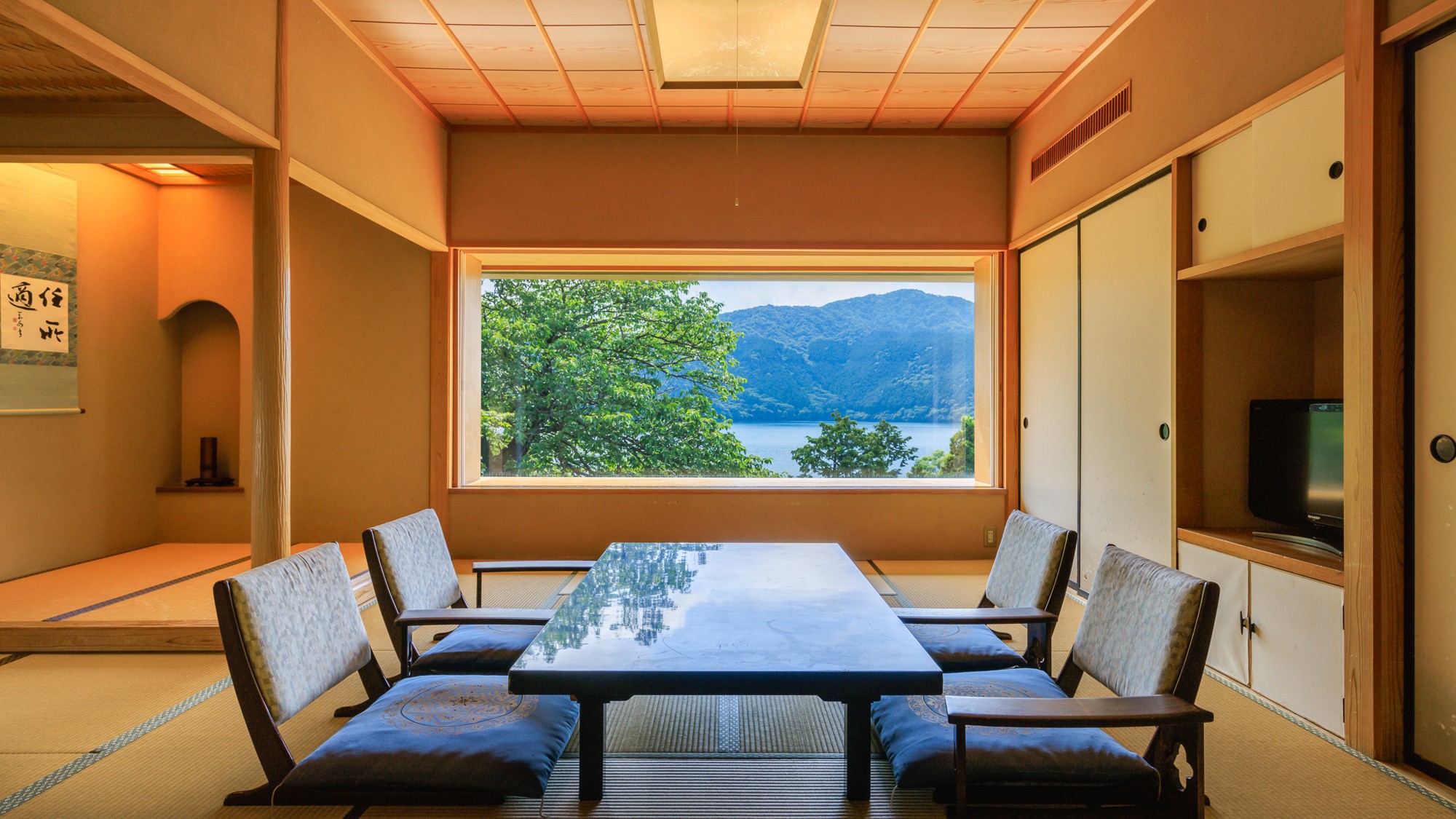 箱根の雄大な景色がお楽しみいただける湖畔和室