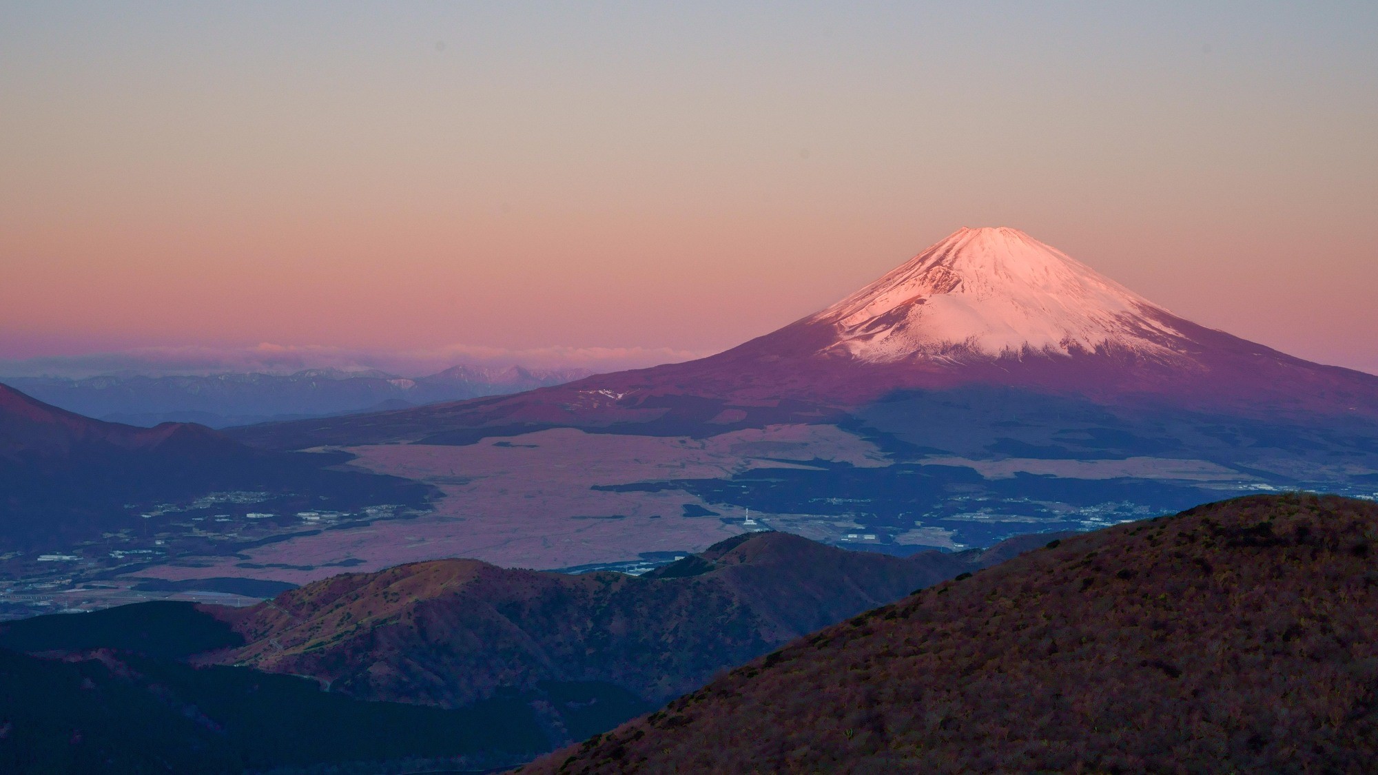 駒ヶ岳山頂より望む初日の出に照らされる富士山