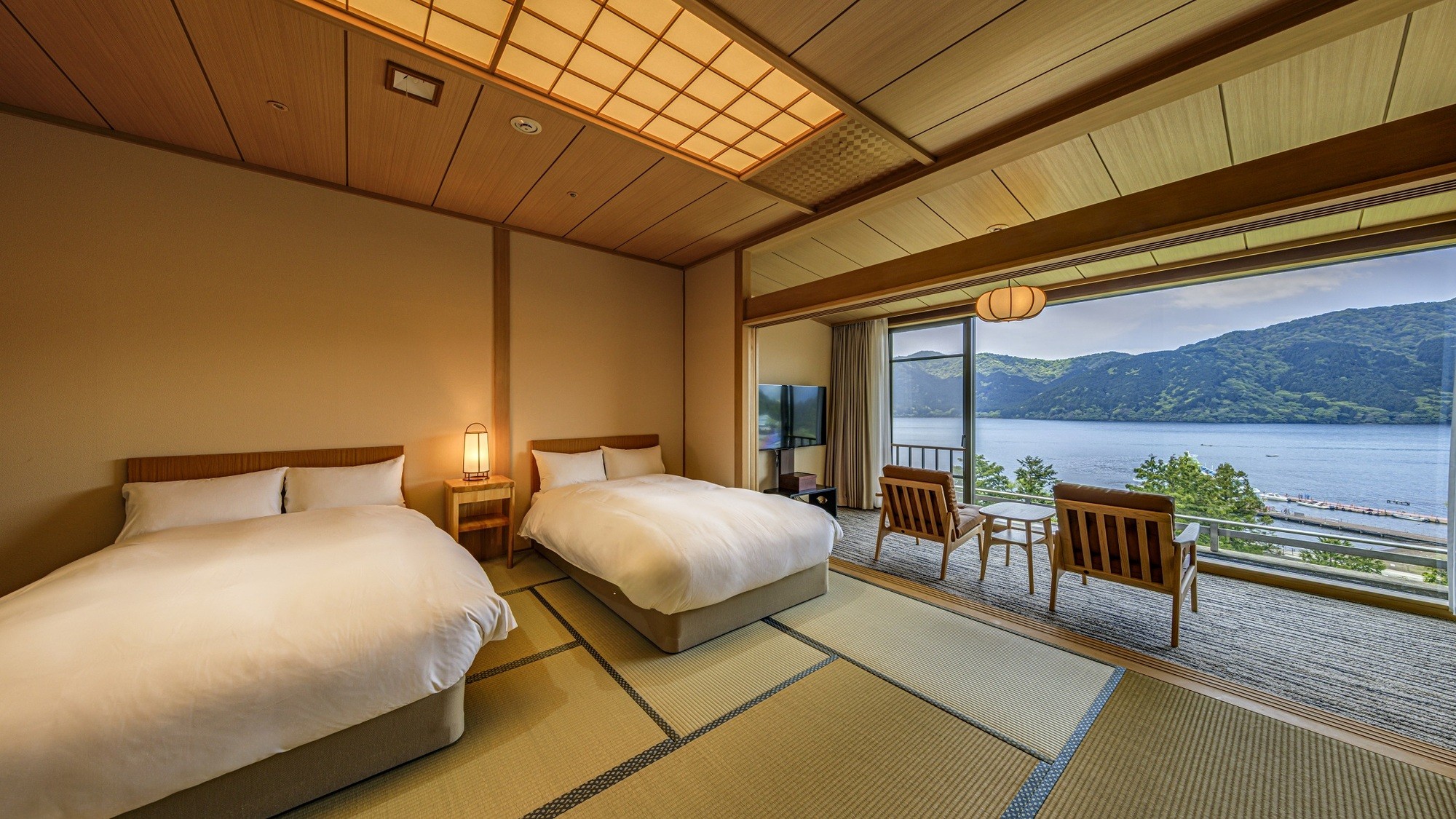 箱根の雄大な景色がお楽しみいただける最上階のツインベッドルーム