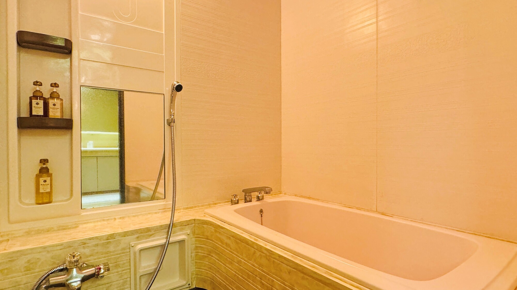 清潔感あふれる空間でゆったりとリフレッシュできる客室浴場