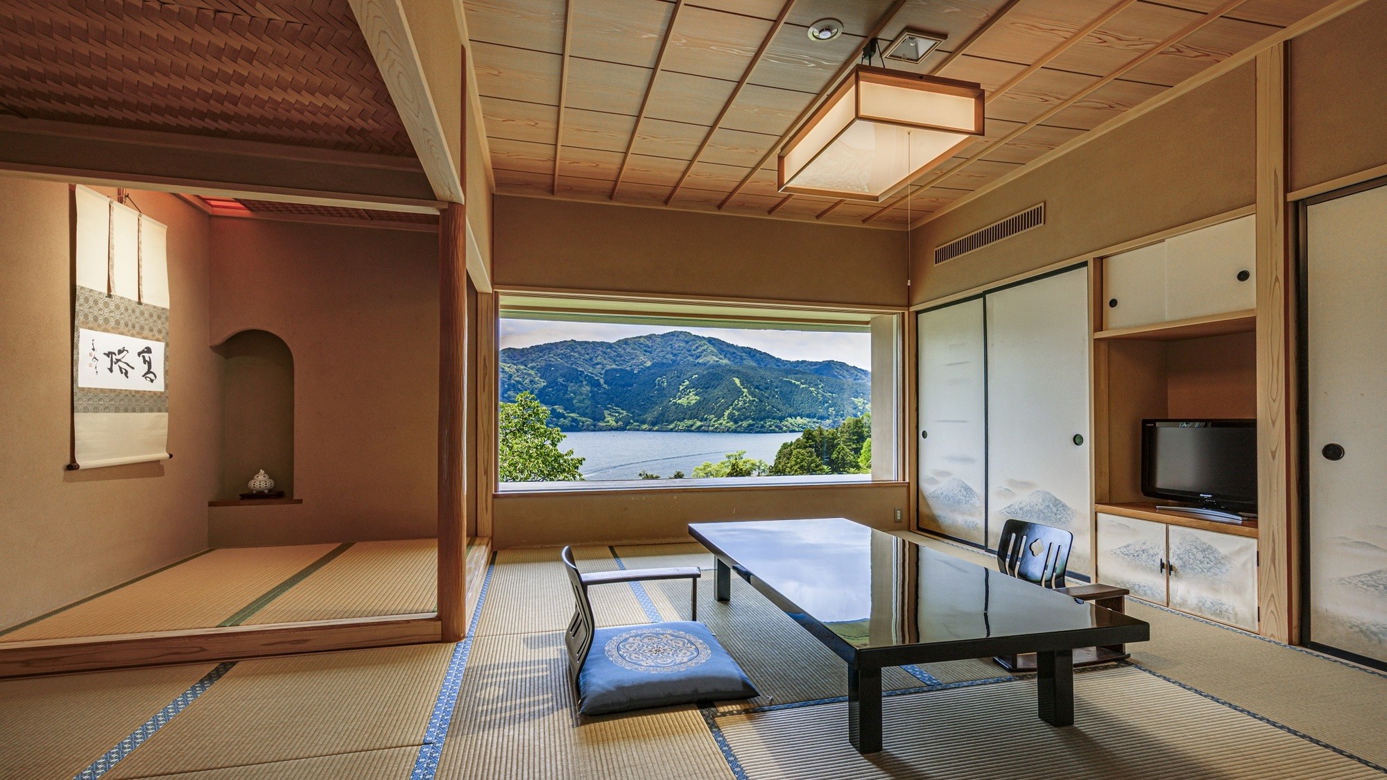 箱根の雄大な景色がお楽しみいただける湖畔和室
