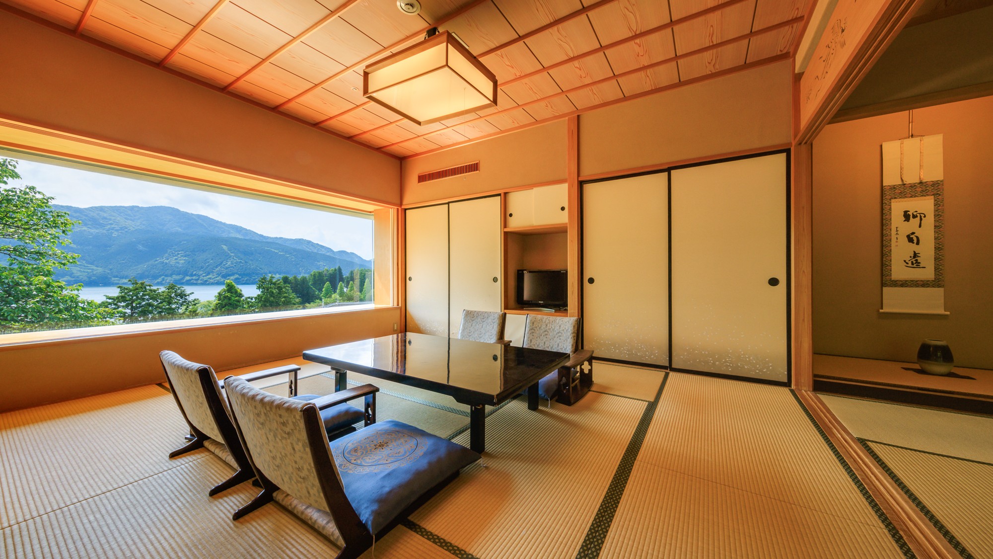 箱根の雄大な景色がお楽しみいただける湖畔和室