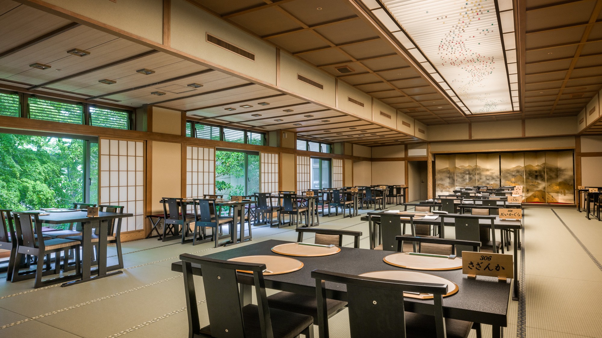 落ち着いた畳の宴会場で季節感のある和食を堪能してください。