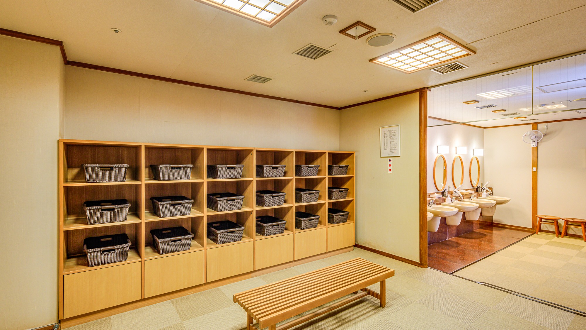 宿泊者限定　温泉大浴場　脱衣室
