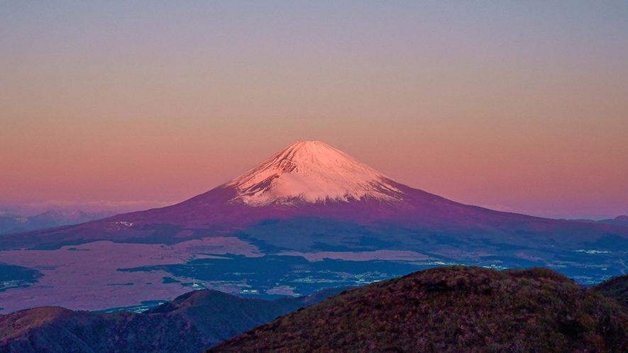 ＜箱根 駒ヶ岳ロープウェー＞元日特別運行　駒ヶ岳山頂より望む初日の出に照らされる富士山