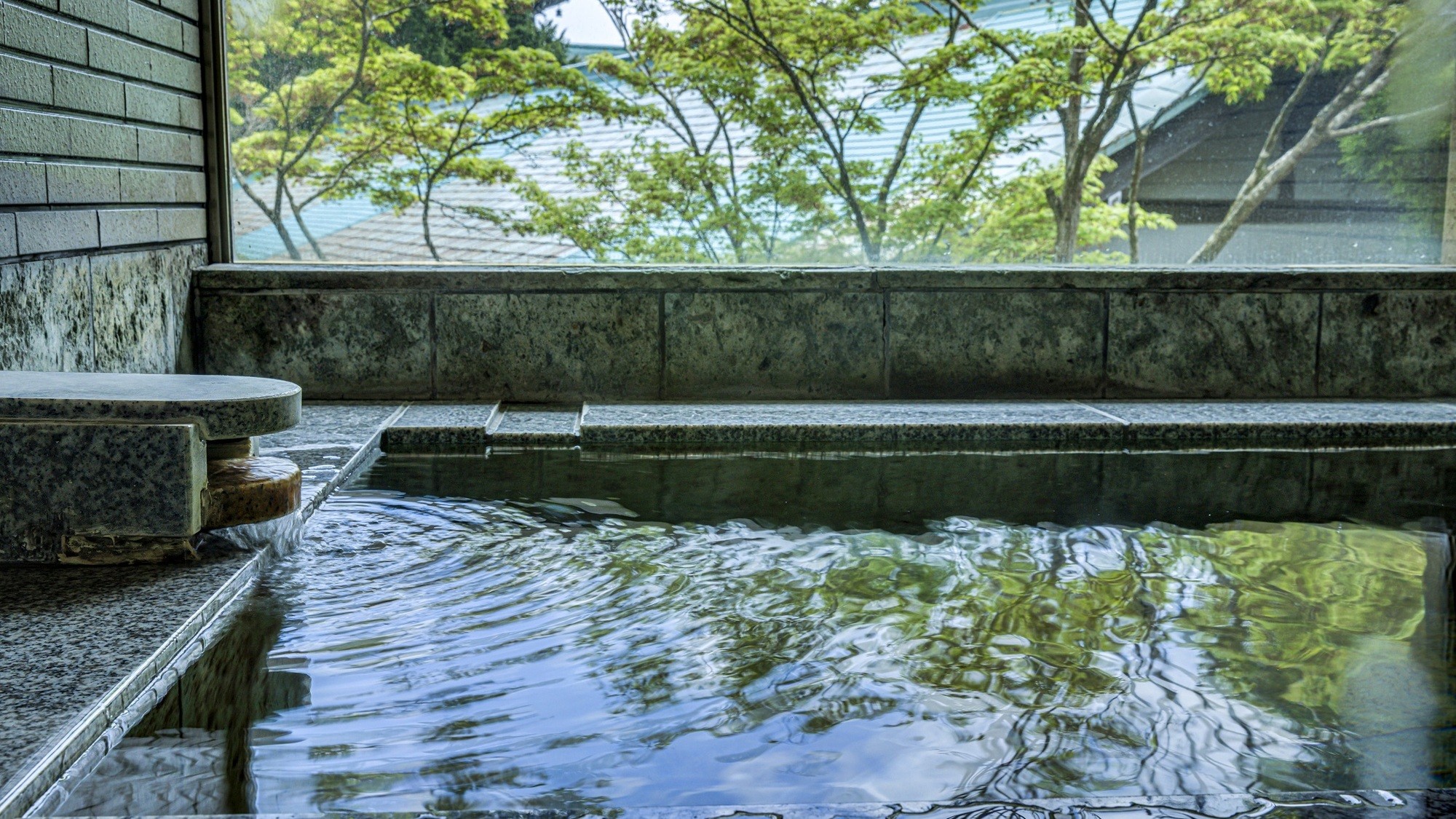 湖畔特別和室でゆっくりくつろぐ温泉内風呂