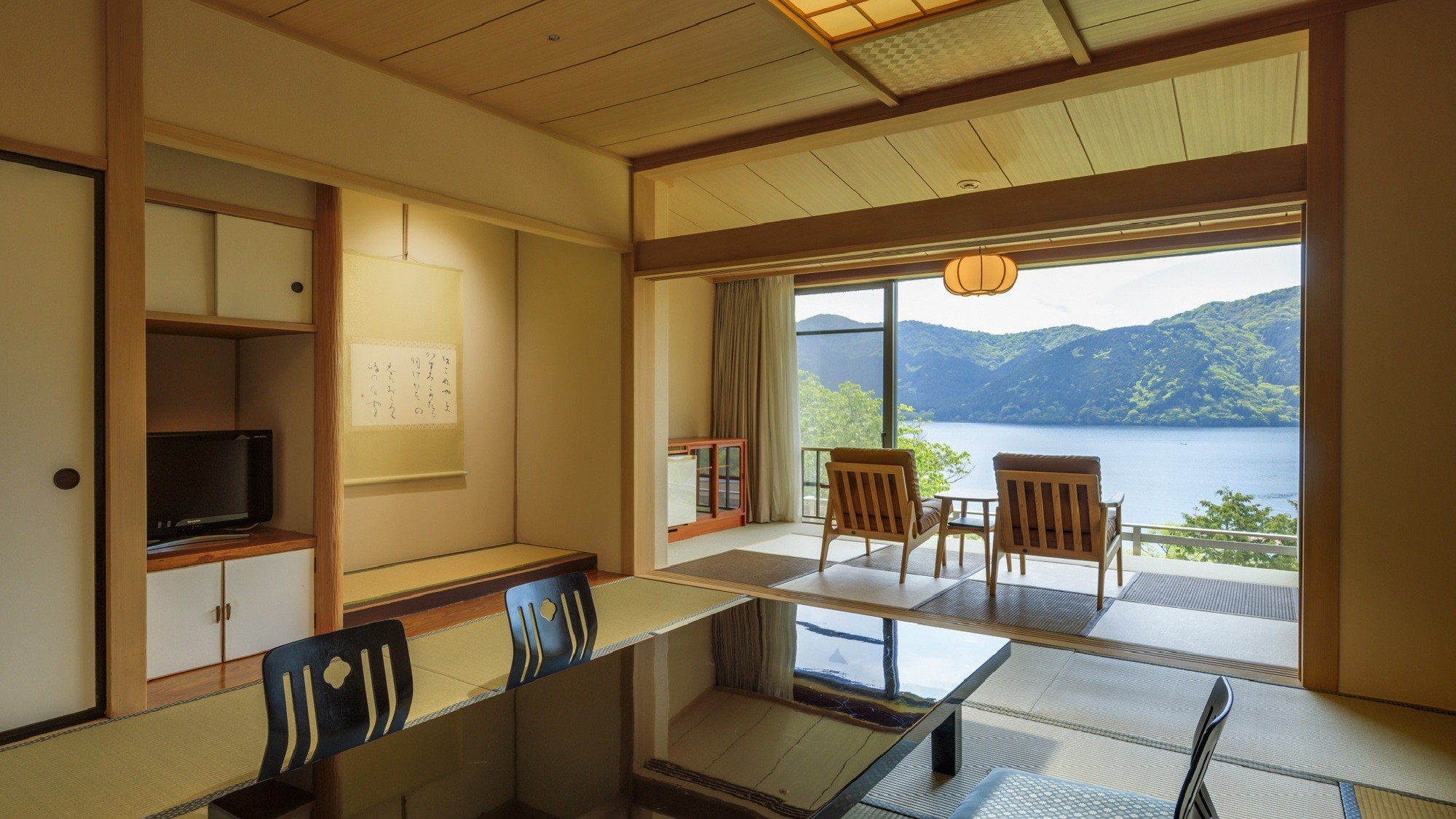 箱根の雄大な景色がお楽しみいただける湖畔和室