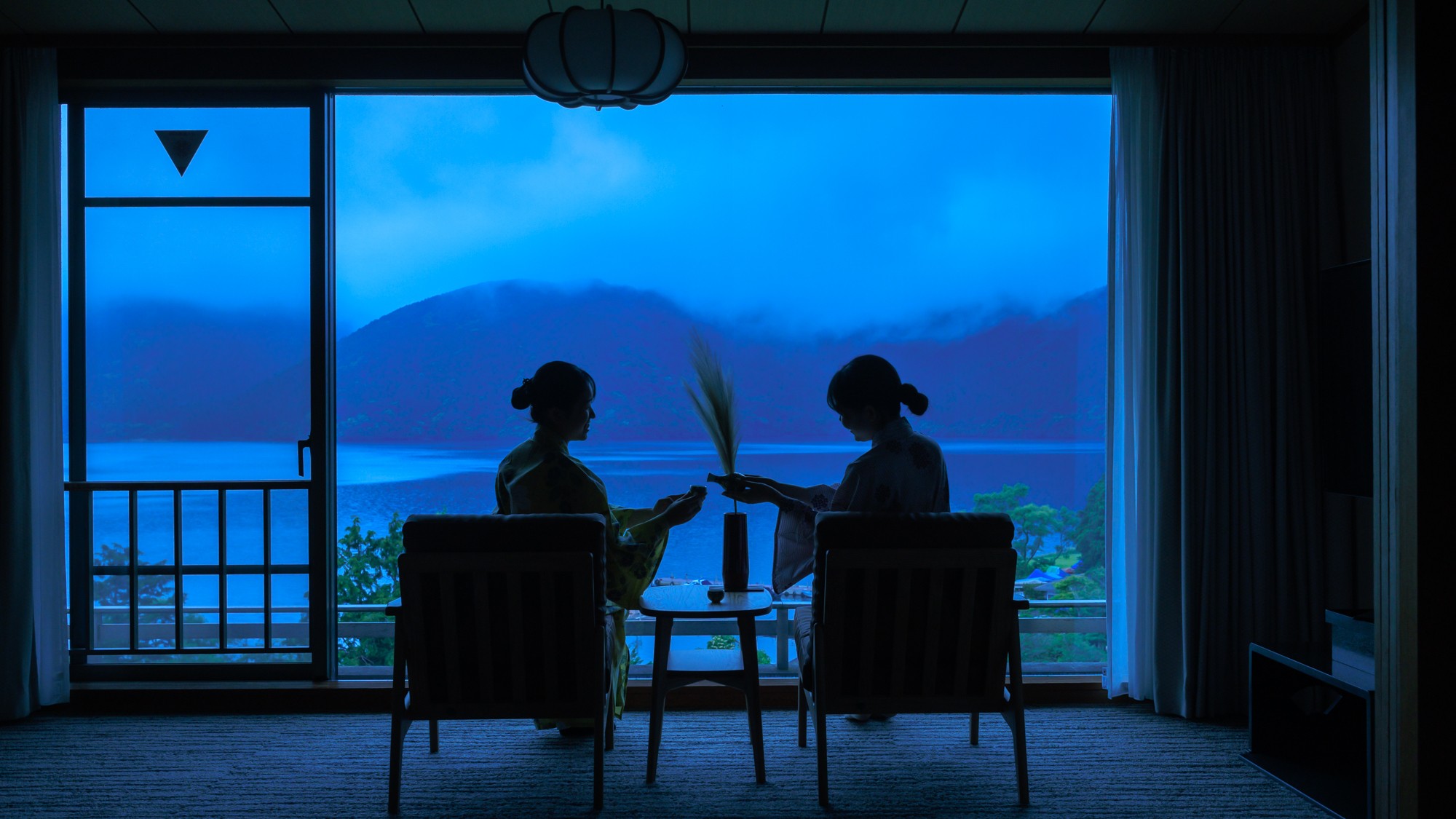 金色に輝く月の光を肴に、お部屋で月見酒を楽しむ。