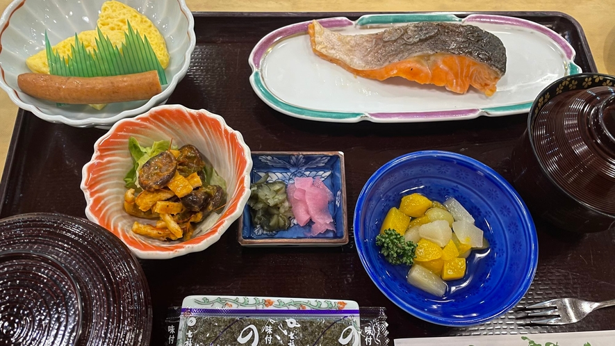 *【朝食】ボリュームのある、和朝食。ご飯はお代わりＯＫです。しっかり召し上がってください。