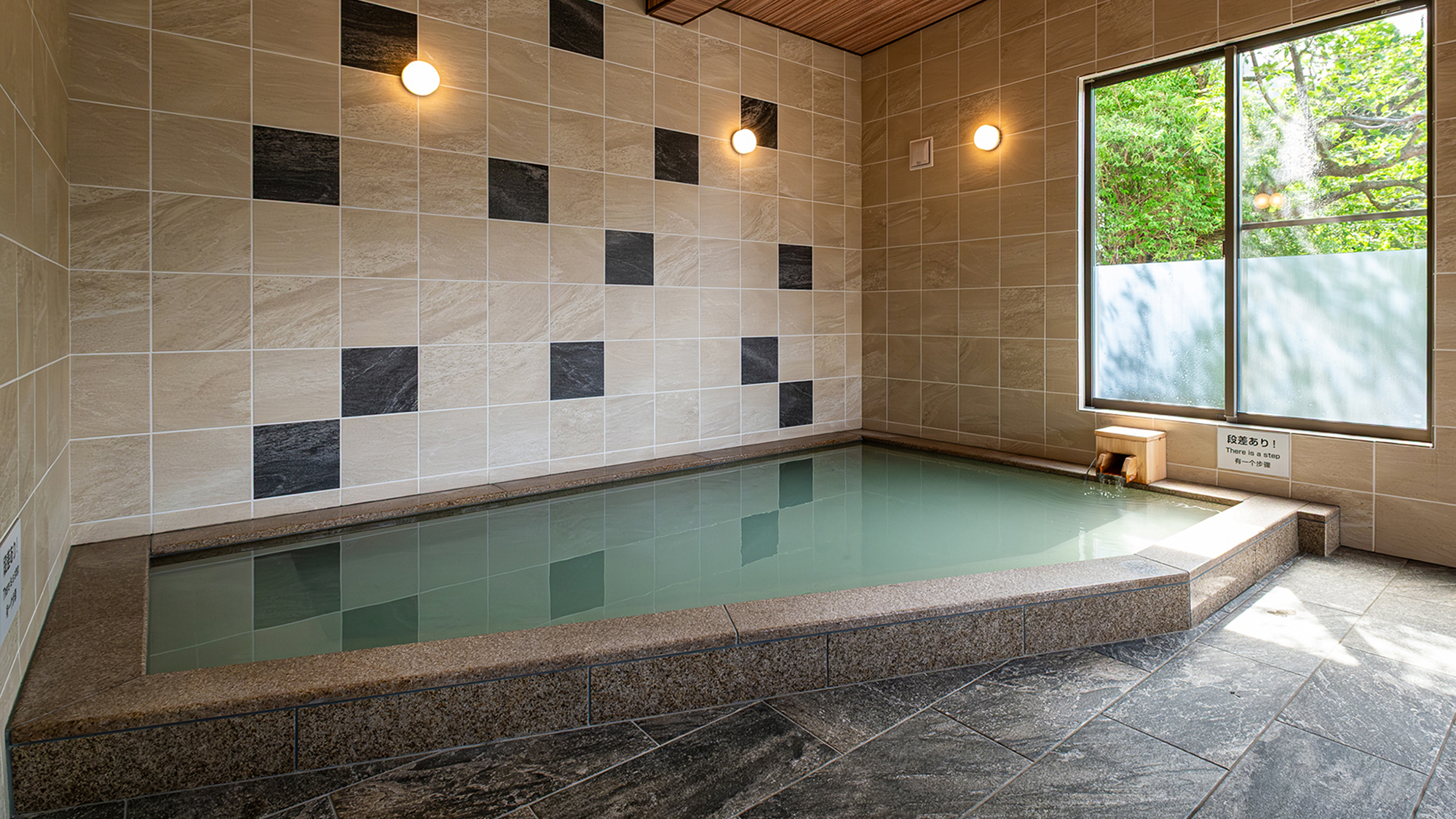 2025年5月リニューアル／「大浴場（さくら）」豊富な湯の花をお愉しみください。