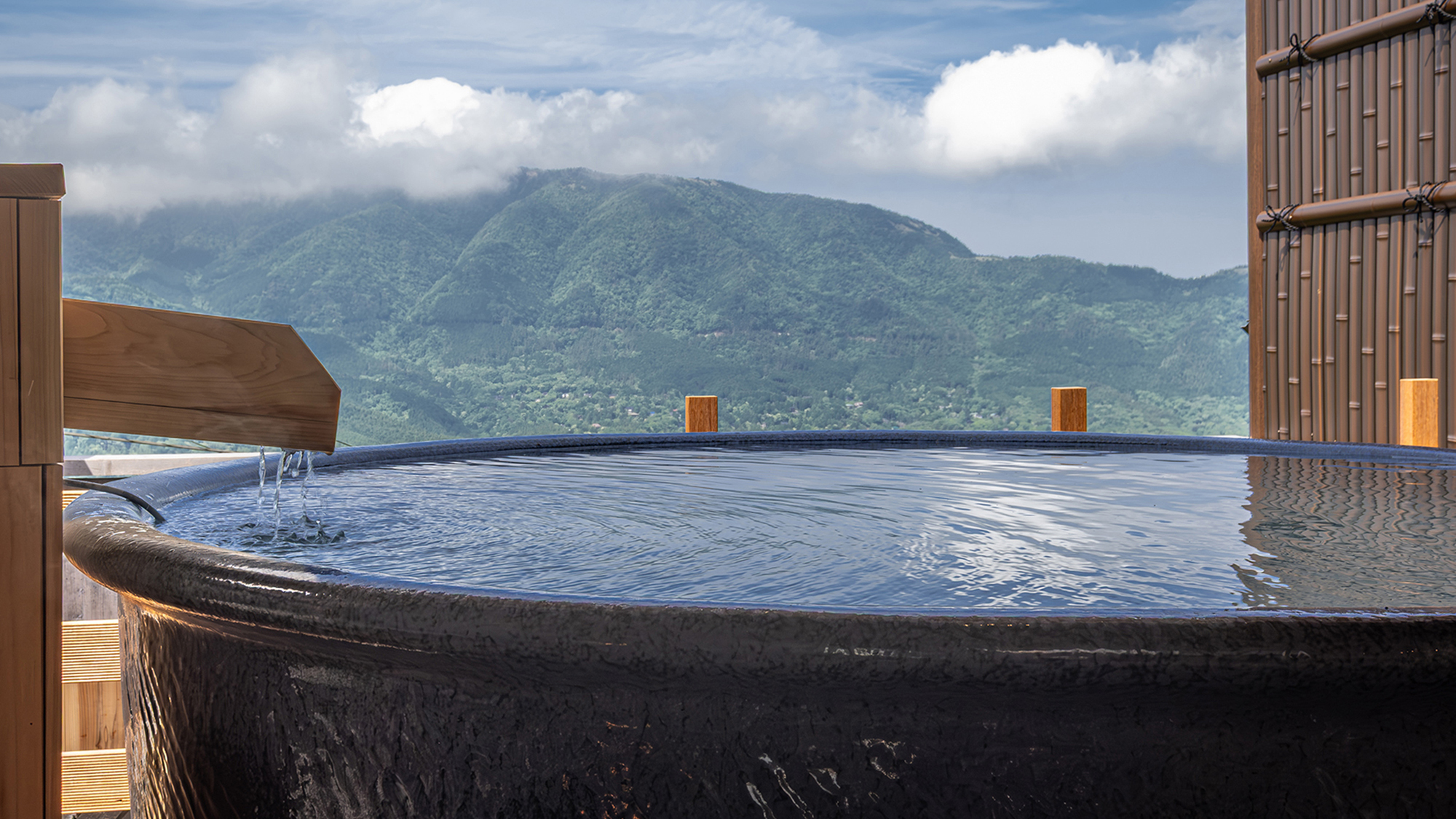 2025年5月リニューアル／「箱根寄木細工　仁兵衛の湯」箱根寄木細工と木造嵌をお愉しみください。