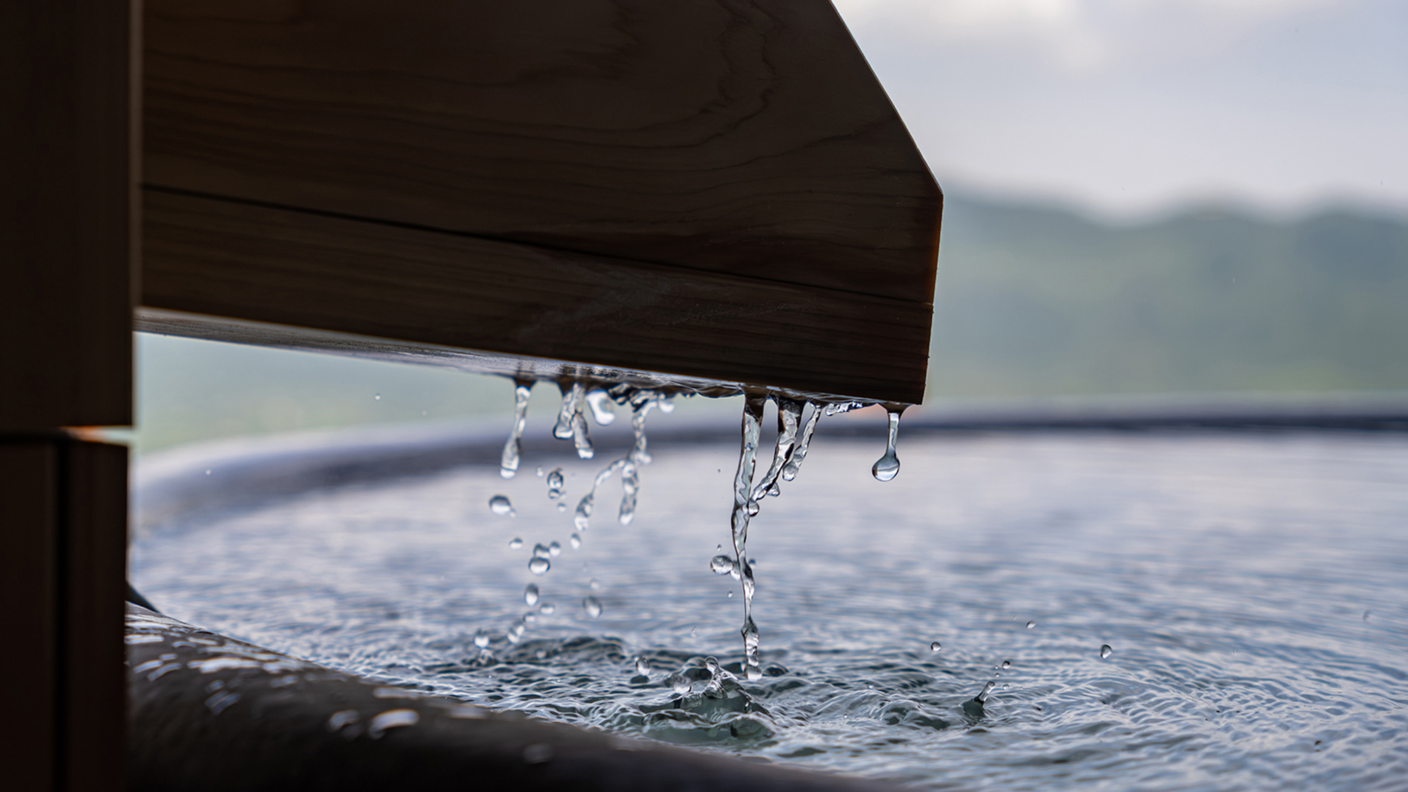 2025年5月リニューアル／「箱根寄木細工　仁兵衛の湯」箱根寄木細工と木造嵌をお愉しみください。